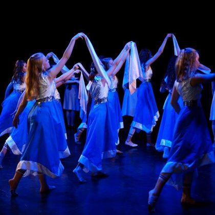 Zilas kleitas ar baltu augšdaļu un malu